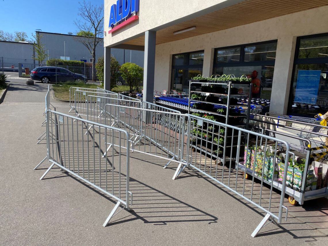 Sicherheitsabsperrung vor Supermarkt