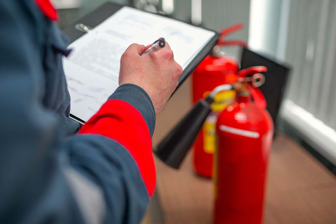 Brandsicherheitsfachmann bei der Arbeit